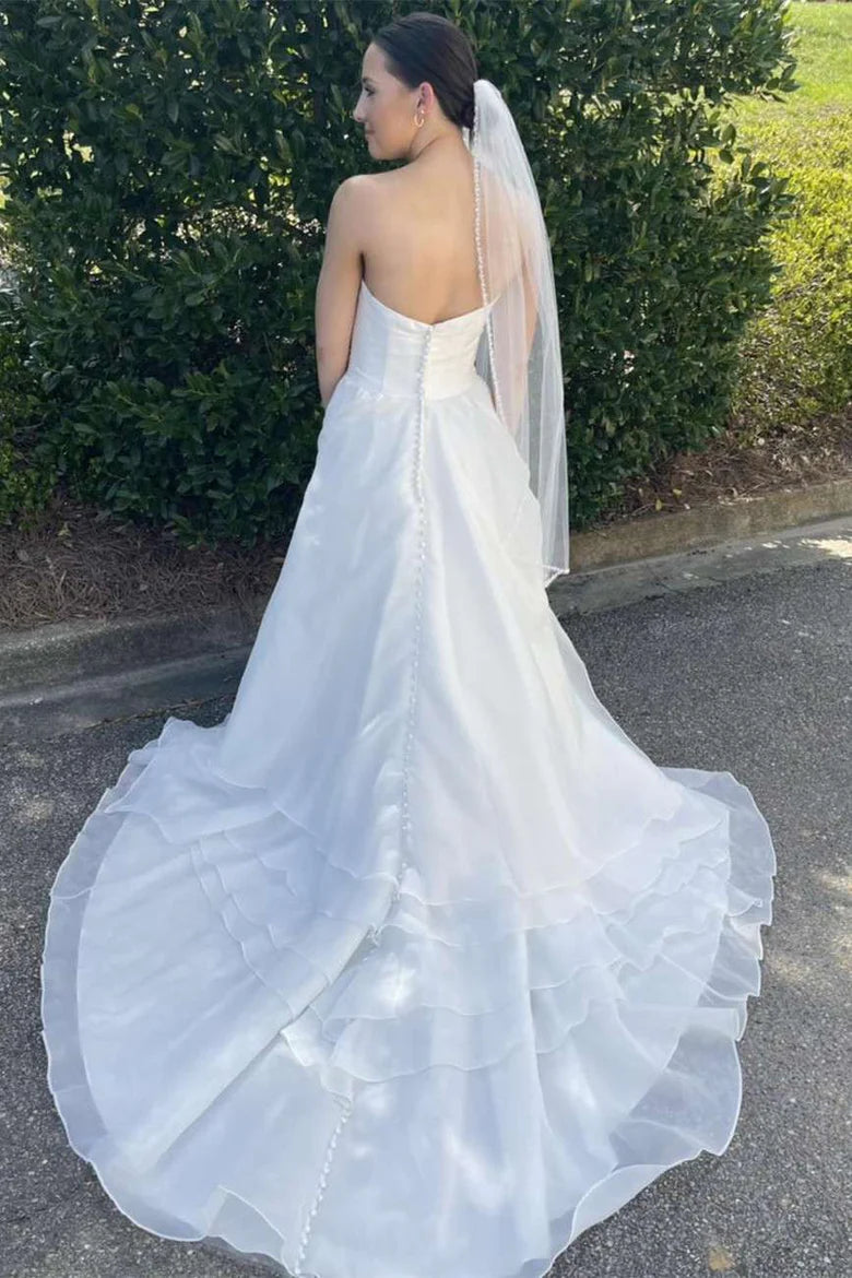 Vestido de novia largo de varios niveles, sin tirantes y corte A con cola